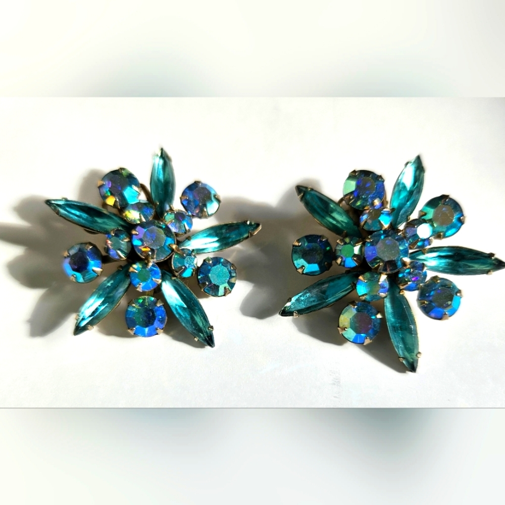 Vintage Judy Lee, blue/turquoise aurora borealis clip on earings